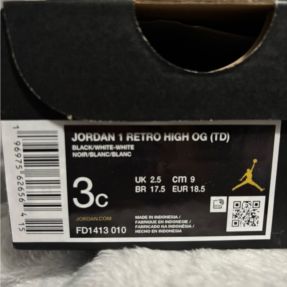 Nike Toddlers Black and White Jordan 1 Retro High OG - Picture 6 of 6